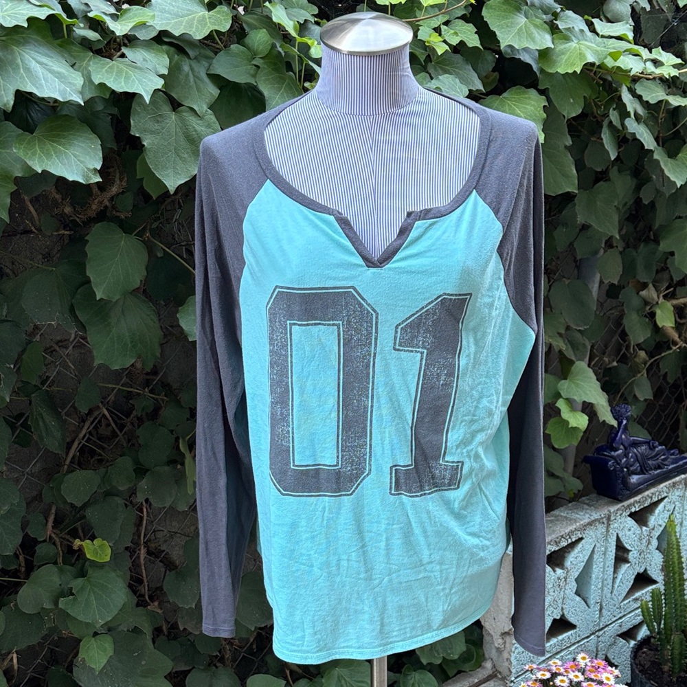SO Women’s Two-Tone Aqua and Gray Long Sleeve Graphic Top
